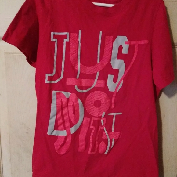 Nike Boys Size Small S Athletic Fit Red Short Sleeve T-shirt v1 - Picture 1 of 4